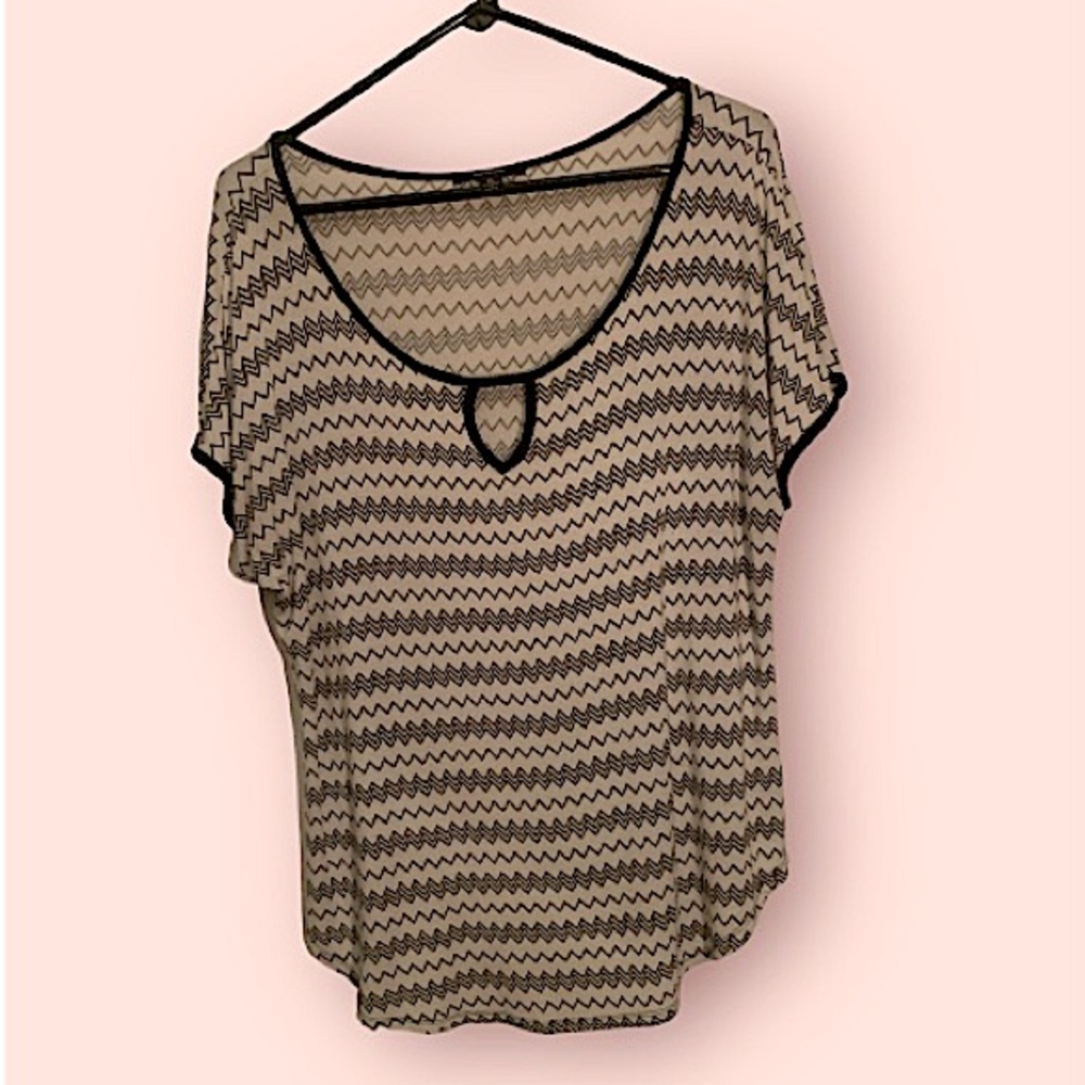 Espresso women’s blouse, black and white zig zag design size XL